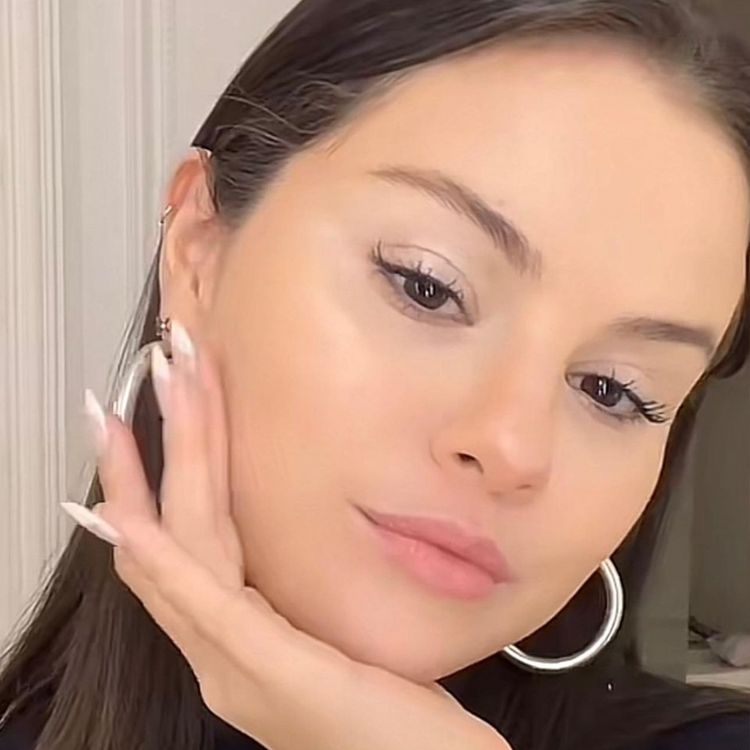 selena-gomez-soft-french-manicure