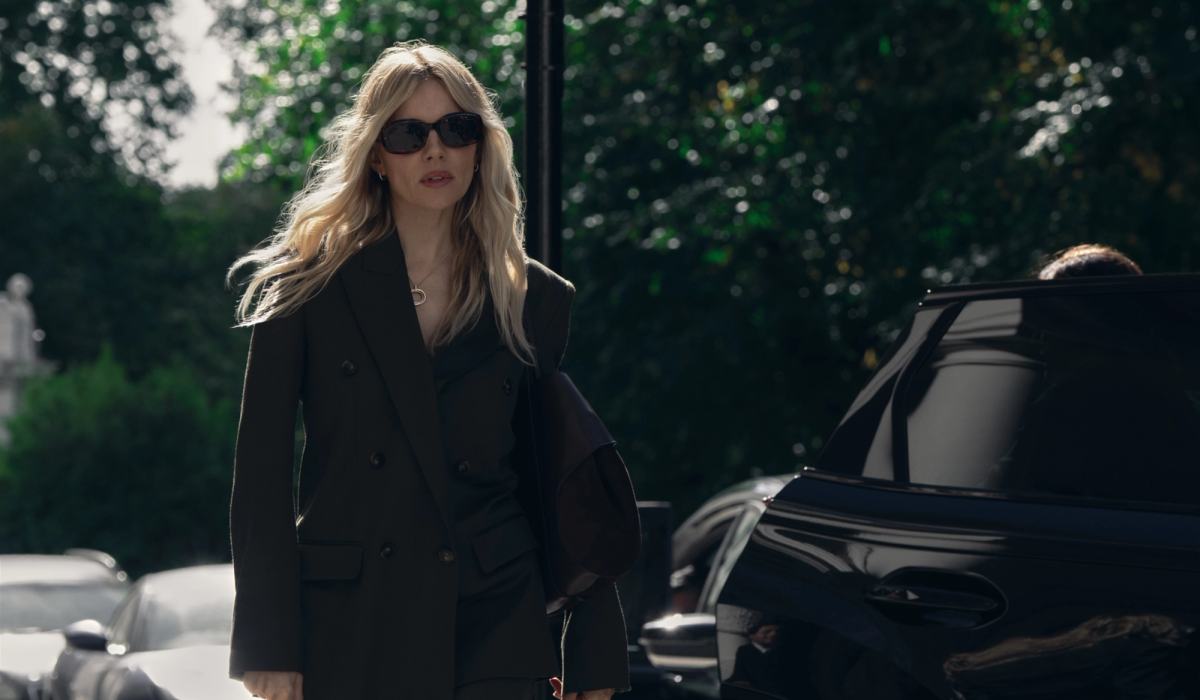 Sienna Miller on the set of "War"