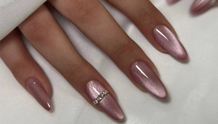 Rosé nails