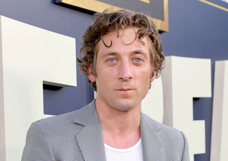 From Tattoo Concealer to Red Light Therapy: Jeremy Allen White’s Skin Secrets for “The Bear” Revealed