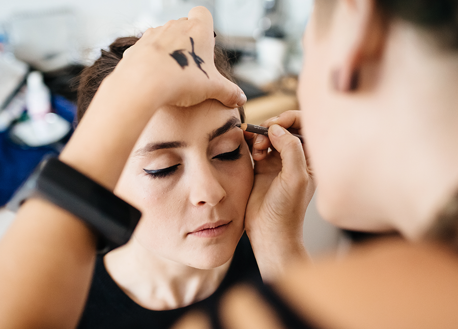 Hot Glue Eyeliner: A Poorly Named Trend with Potential Risks