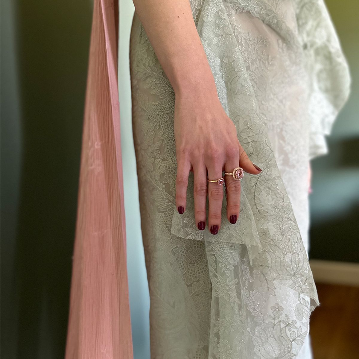 elizabeth olsen's nails for the indendent spirit awards