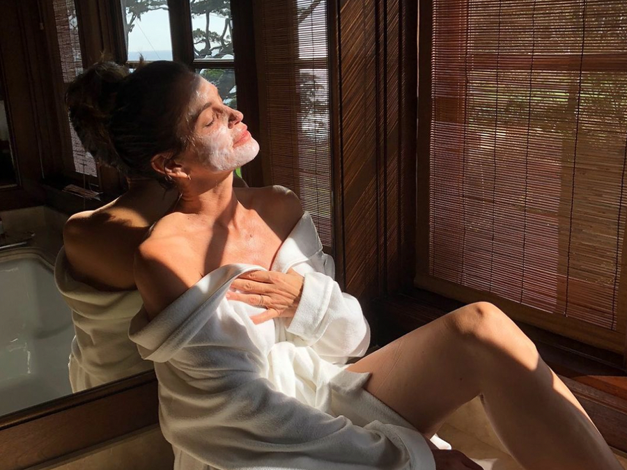Cindy Crawford Shows Off Glowing Skin in Makeup-Free Selfie