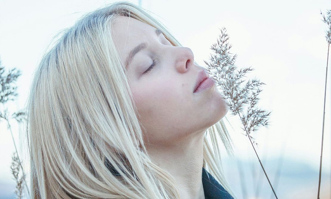 Pantone’s ‘Cloud Dancer’ Is Sending Blonde Hair in a New Direction