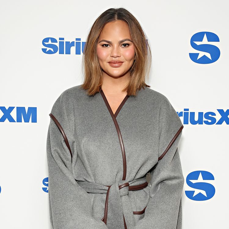 chrissy teigen round face haircut
