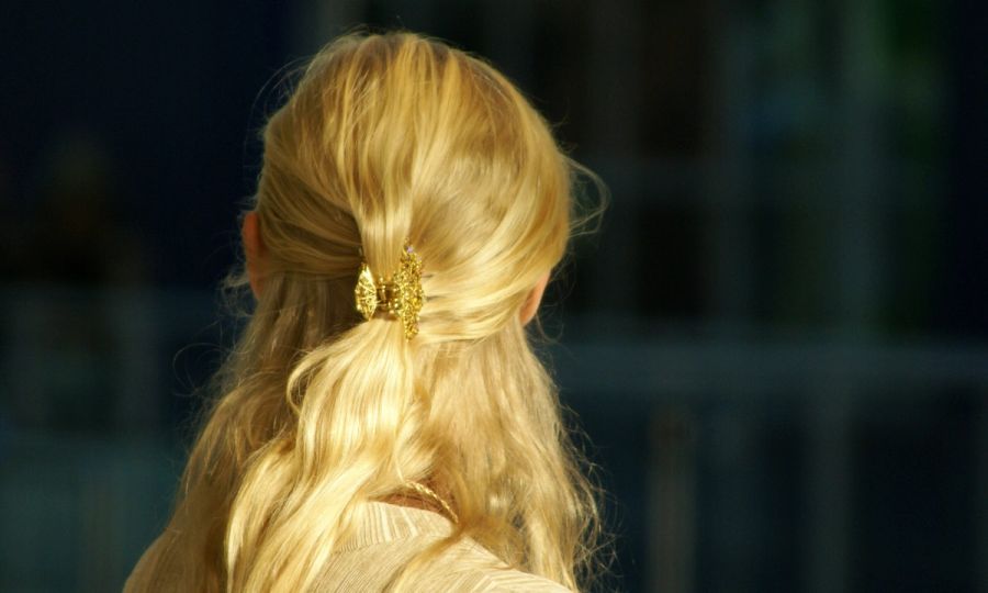 woman with blonde hair wearing gold hair clip