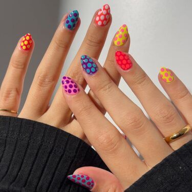 Manicure with colorful polka dots