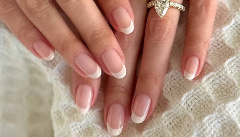 selena gomez golden globes 2025 nails