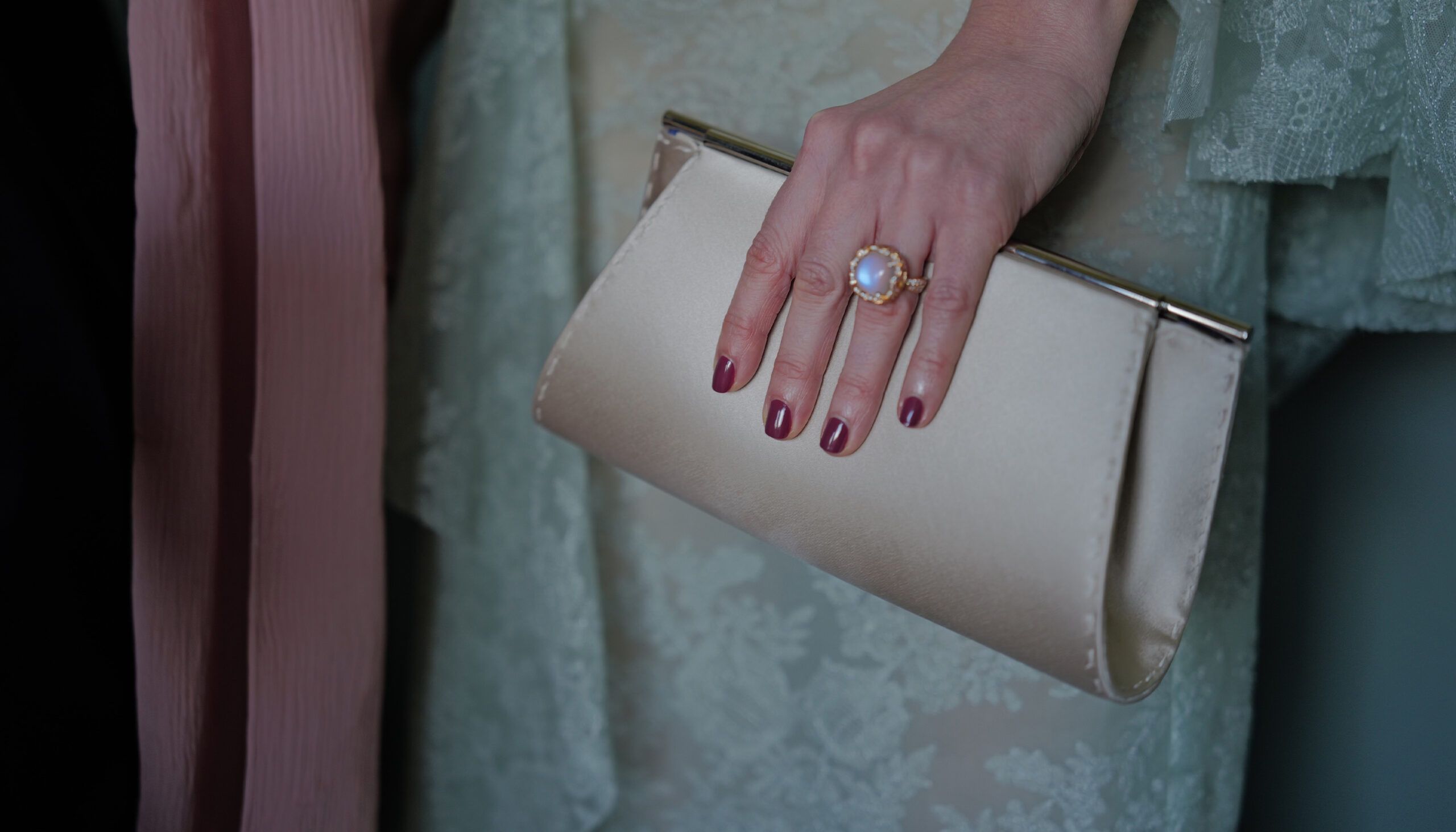 elizabeth olsen's nails for the independent spirit awards