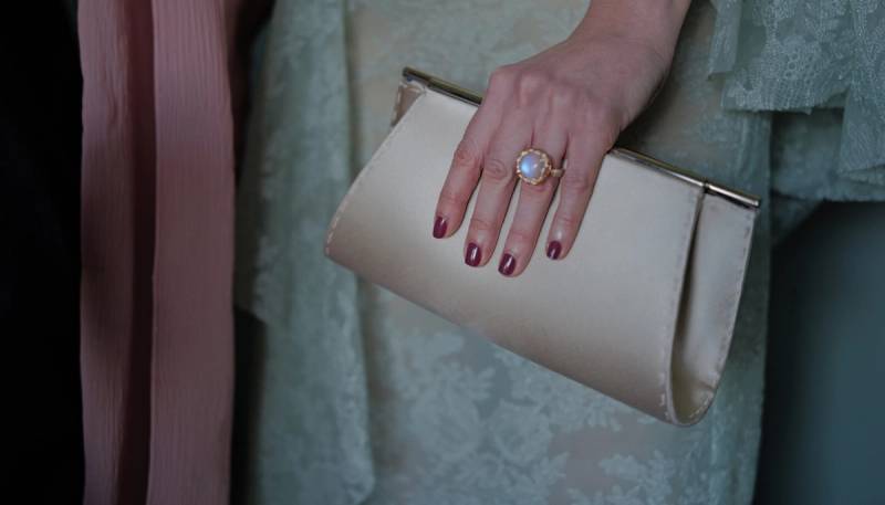 elizabeth olsen's nails for the independent spirit awards