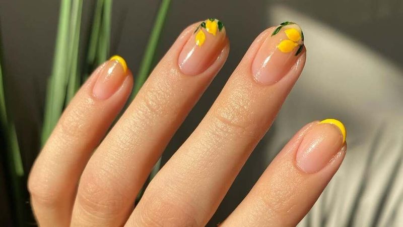 Short nails with lemon nail art