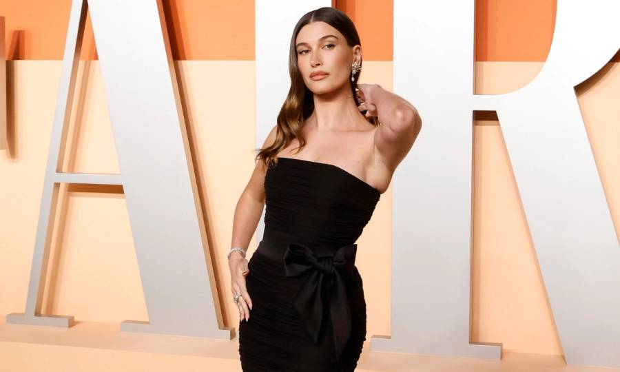 Hailey Bieber attends the 2025 Vanity Fair Oscar Party hosted by Radhika Jones at Wallis Annenberg Center for the Performing Arts on March 02, 2025 in Beverly Hills, California.