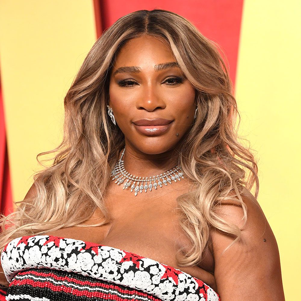Serena Williams poses on the red carpet in sleeveless dress and diamond jewelry 