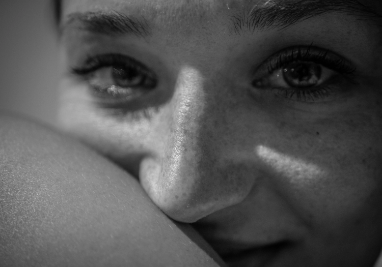 Close-up of a woman's face focusing on the nose bridge, relating to non-surgical nose reshaping trends