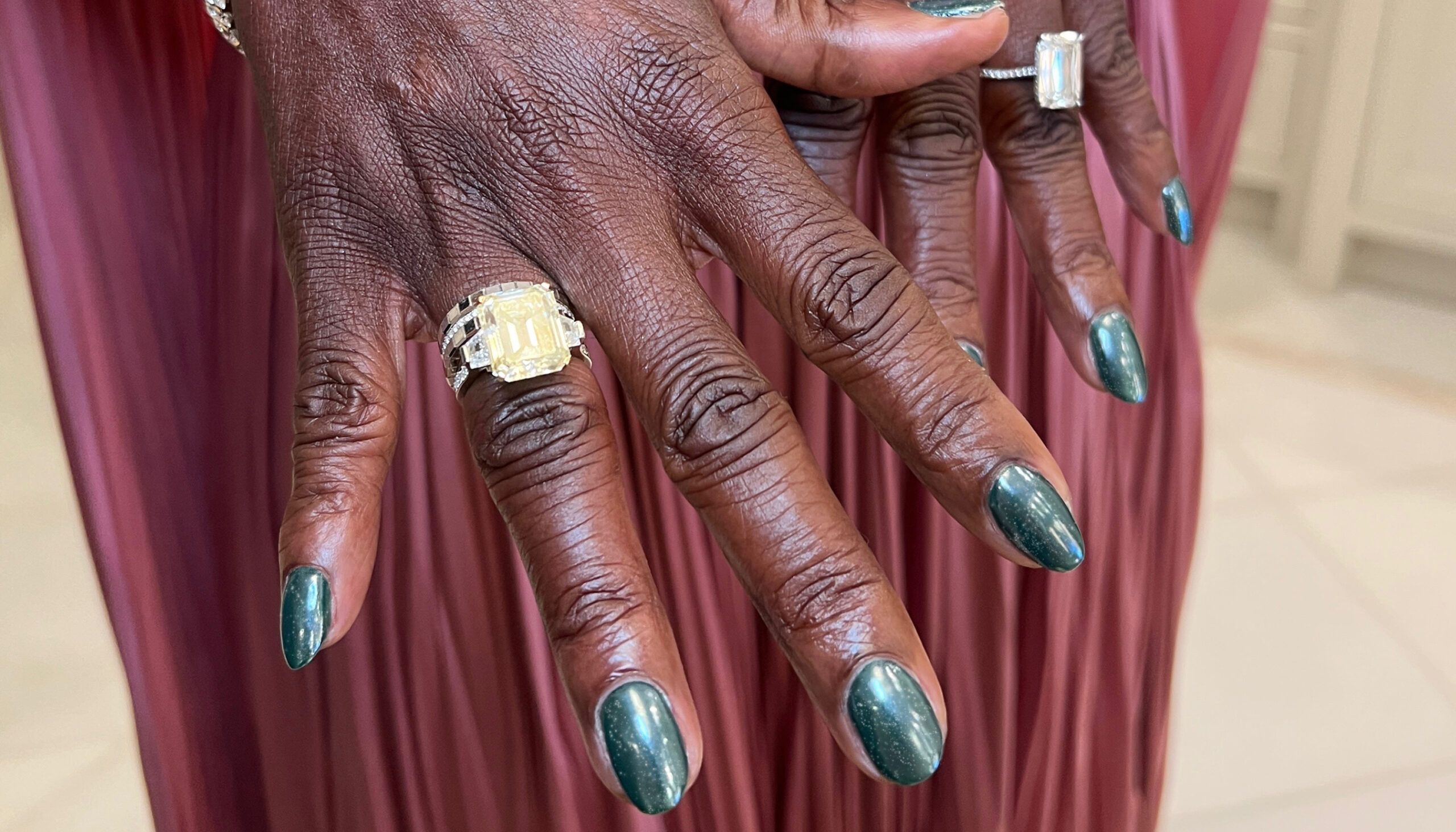 viola davis chrome emerald nails for 2025 golden globes
