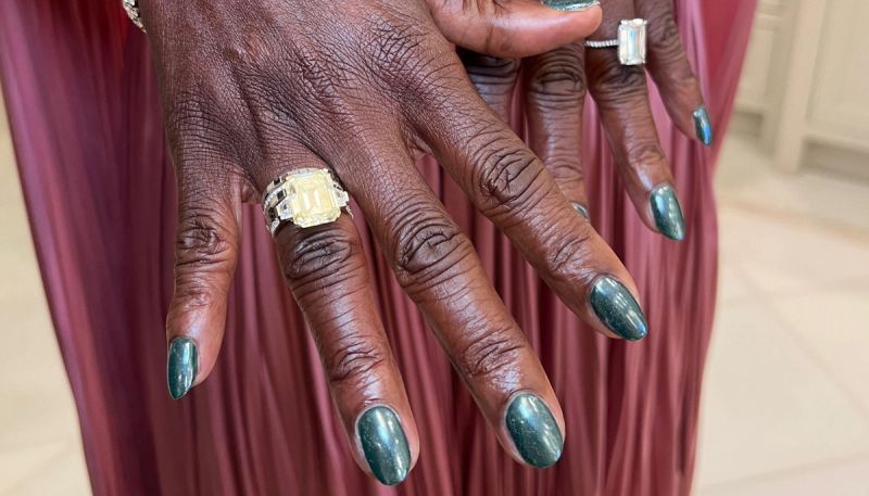 viola davis chrome emerald nails for 2025 golden globes