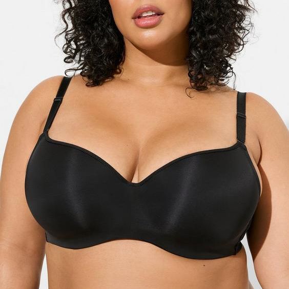 woman wearing full-coverage black bra