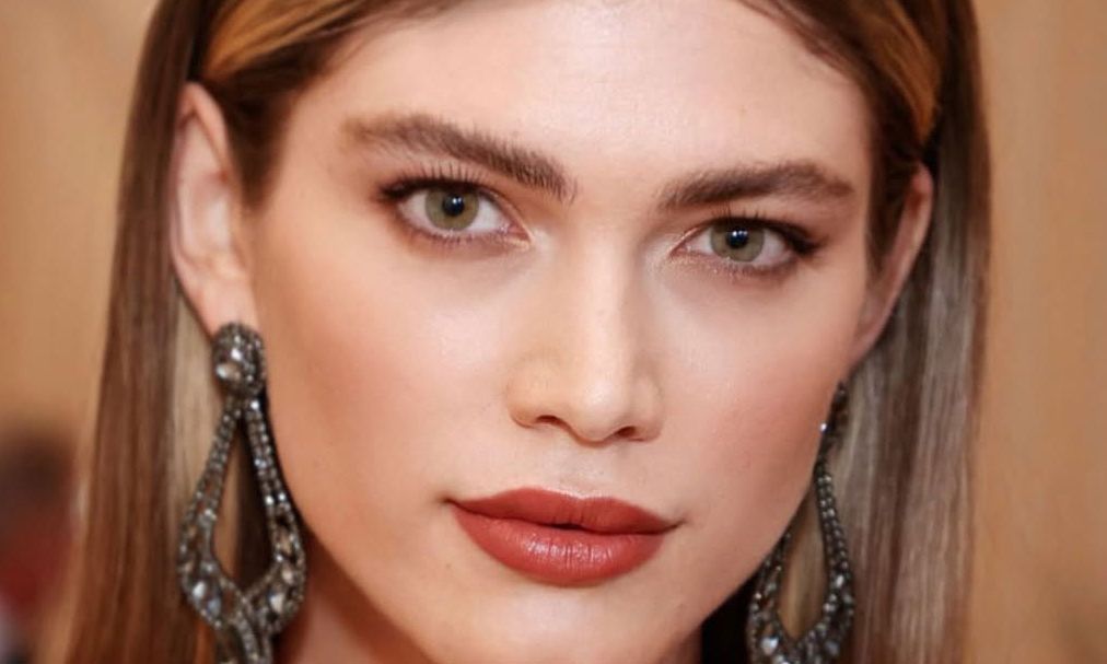 woman wearing "cinnamon roll" makeup