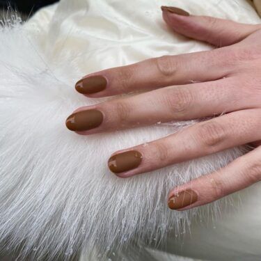 short nails with matte brown french manicure