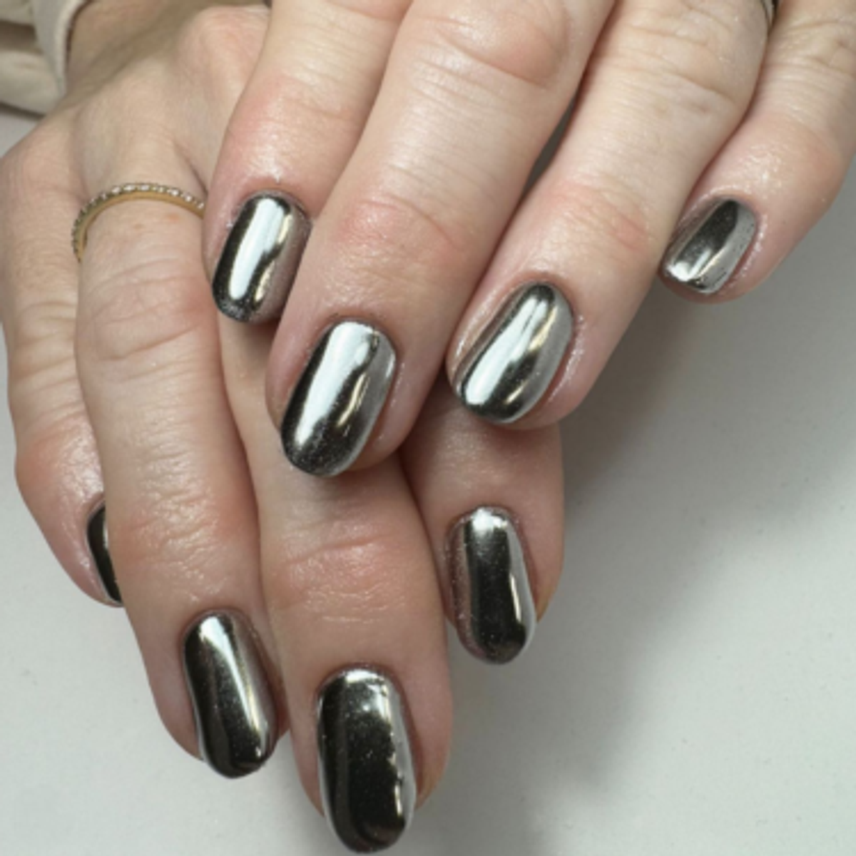mirror chrome nails by @treatments_by_tara_hertford