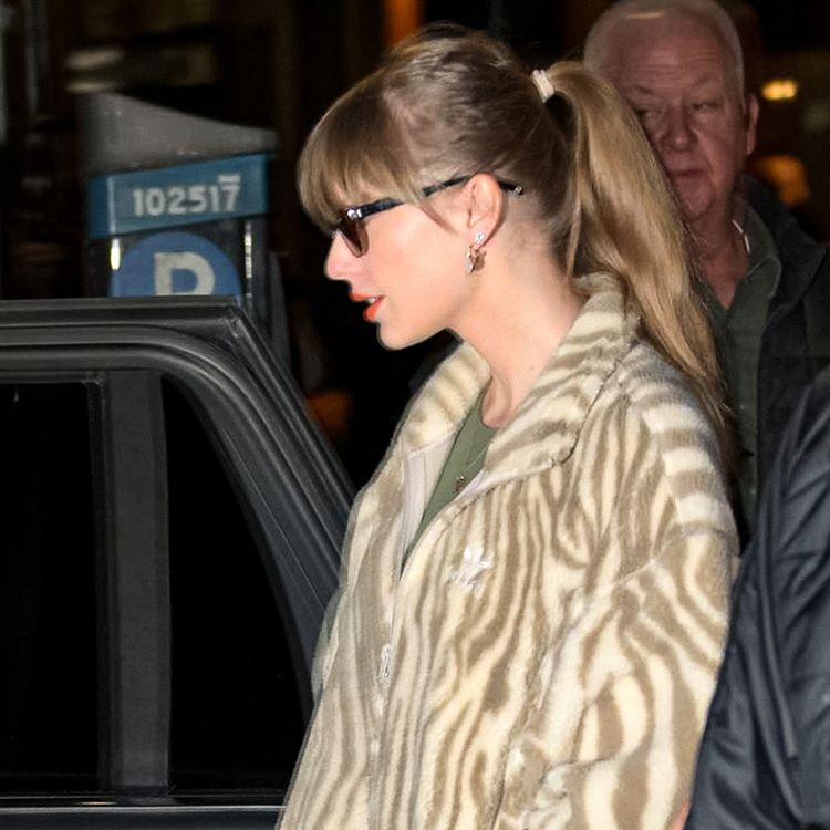 mid-height ponytail