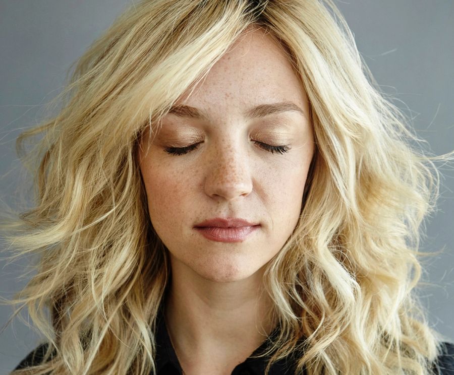 The De-Puffing Facial Tool Abby Elliott “Swore By” on the Set of “The Bear”