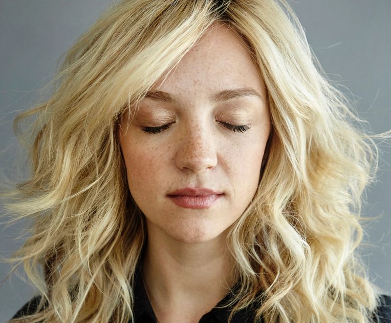 The De-Puffing Facial Tool Abby Elliott “Swore By” on the Set of “The Bear”