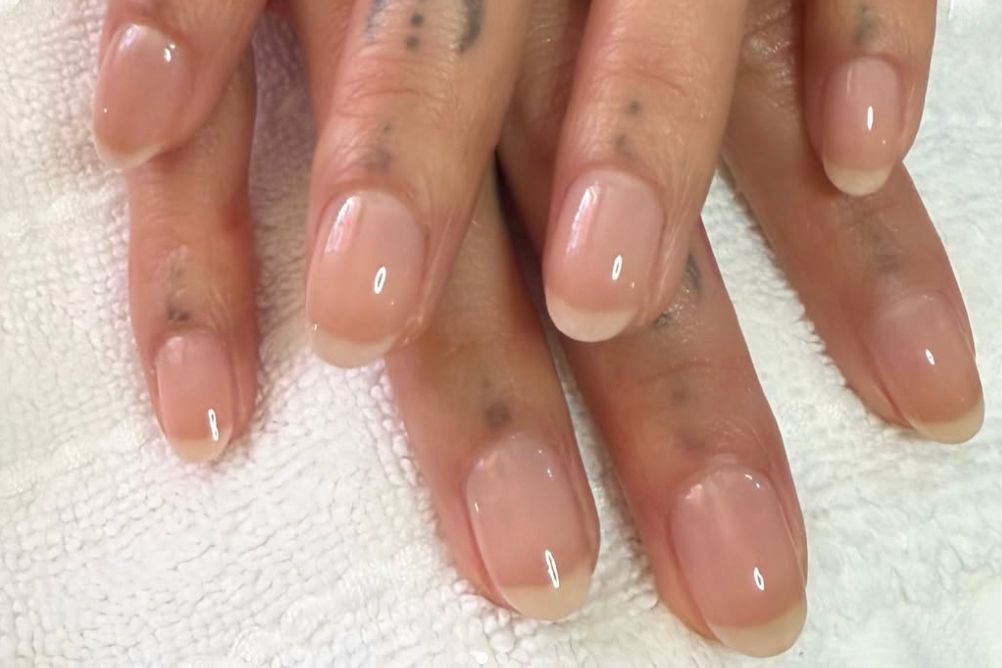Zoe Kravitz cloudy french nails