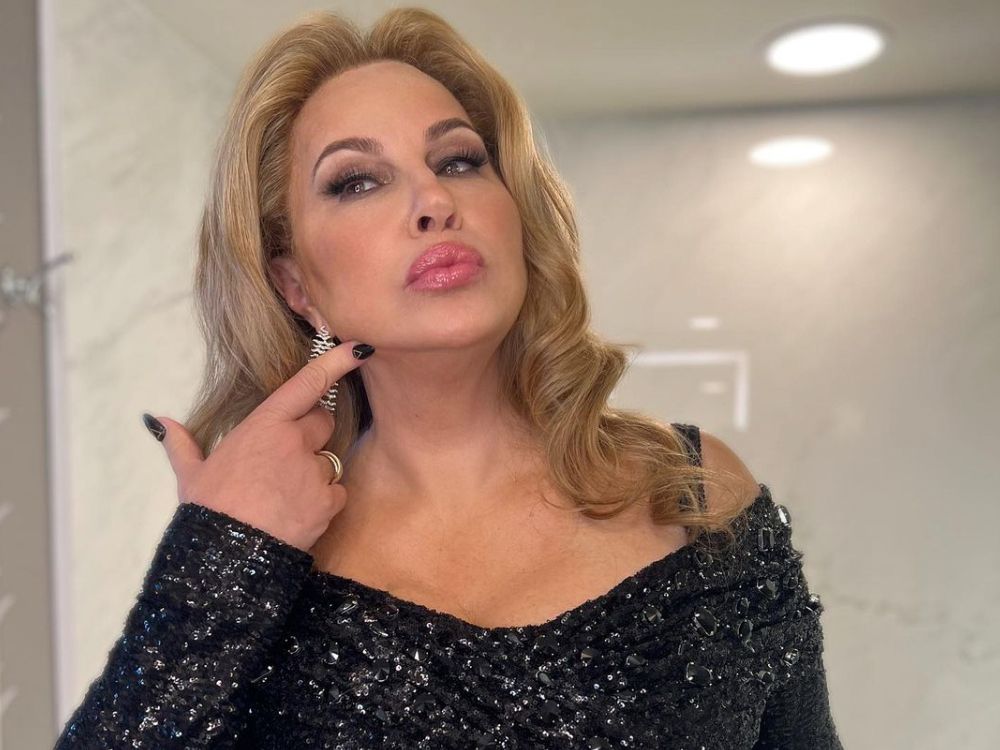 jennifer-coolidge-golden-globes-hair