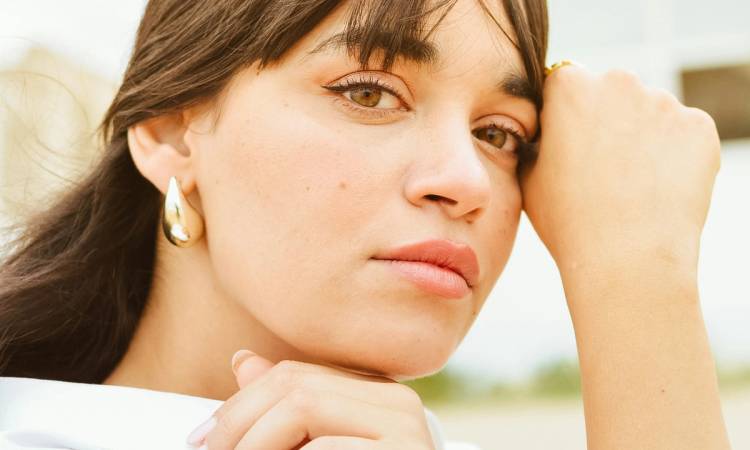 brown haired woman's face