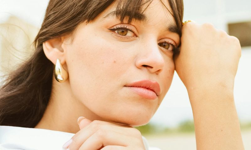 brown haired woman's face