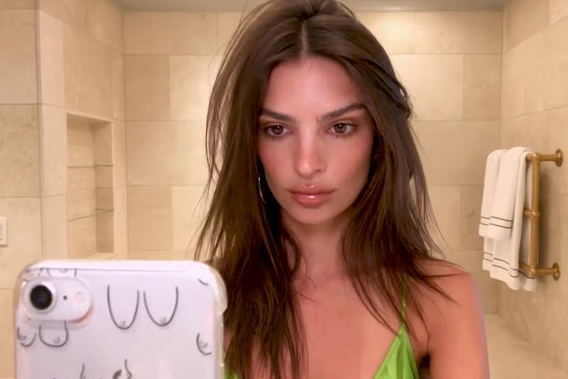 Emily Ratajkowski’s 30-Second Blush Hack to “Look More Alive”