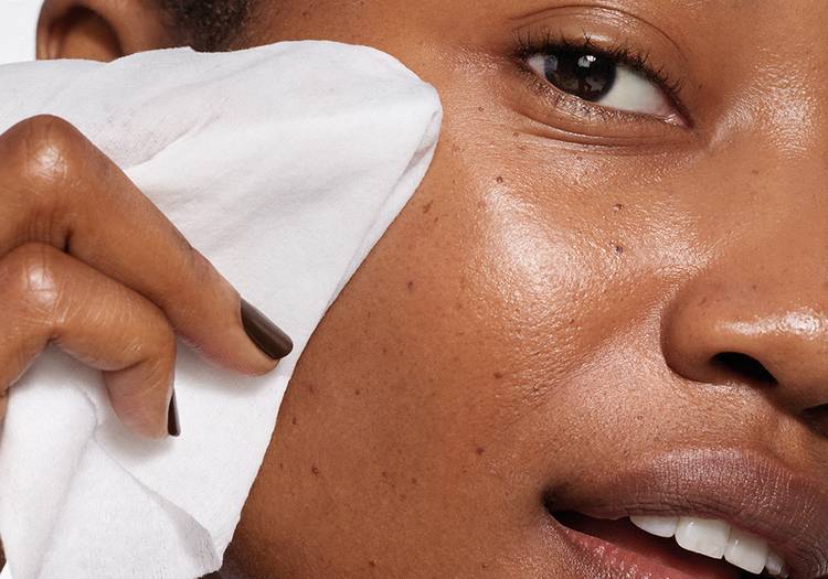 woman using a neutrogena makeup wipe