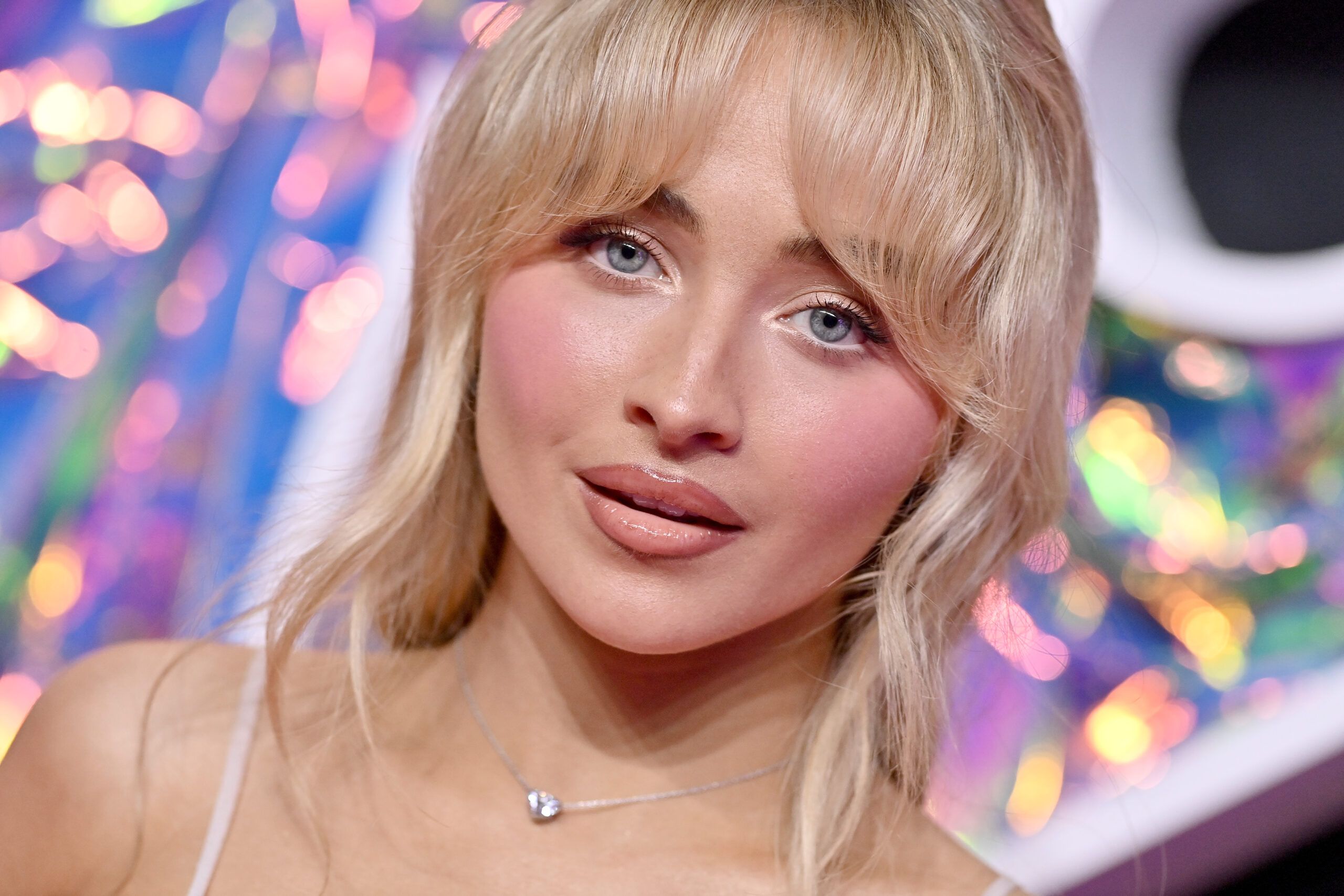 Sabrina Carpenter, nails