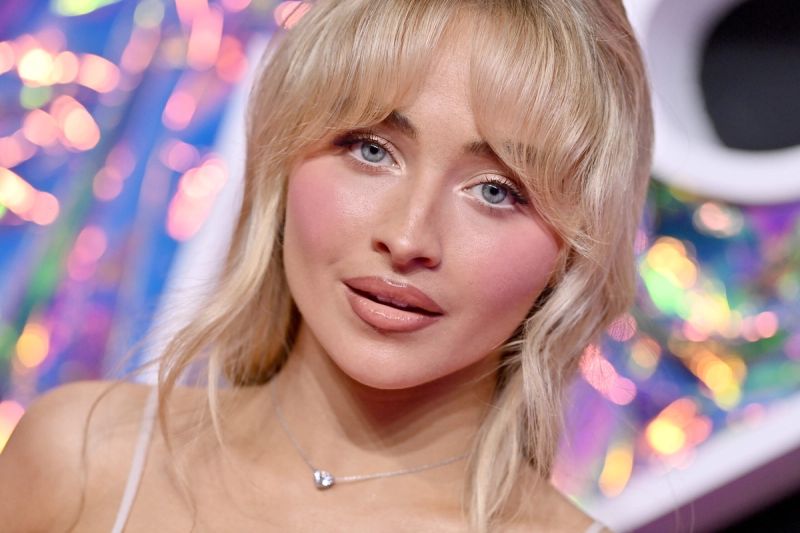 Sabrina Carpenter, nails