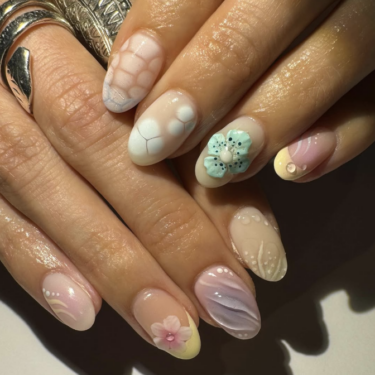 Short nails with pastel colored nail art i