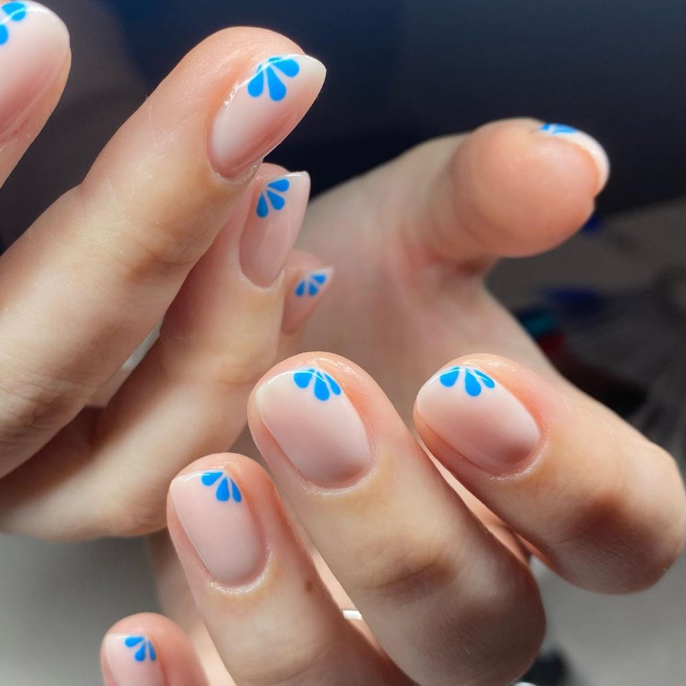 Minimalist Flower Manicure