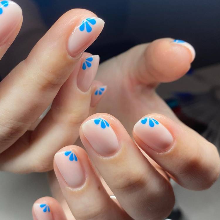 Minimalist Flower Manicure