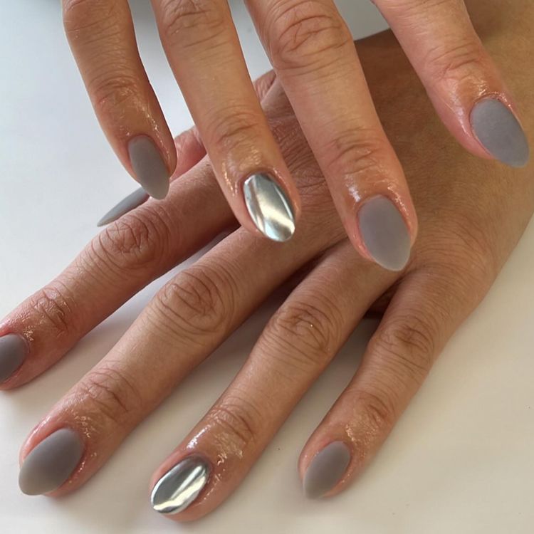 Chrome accent nail
