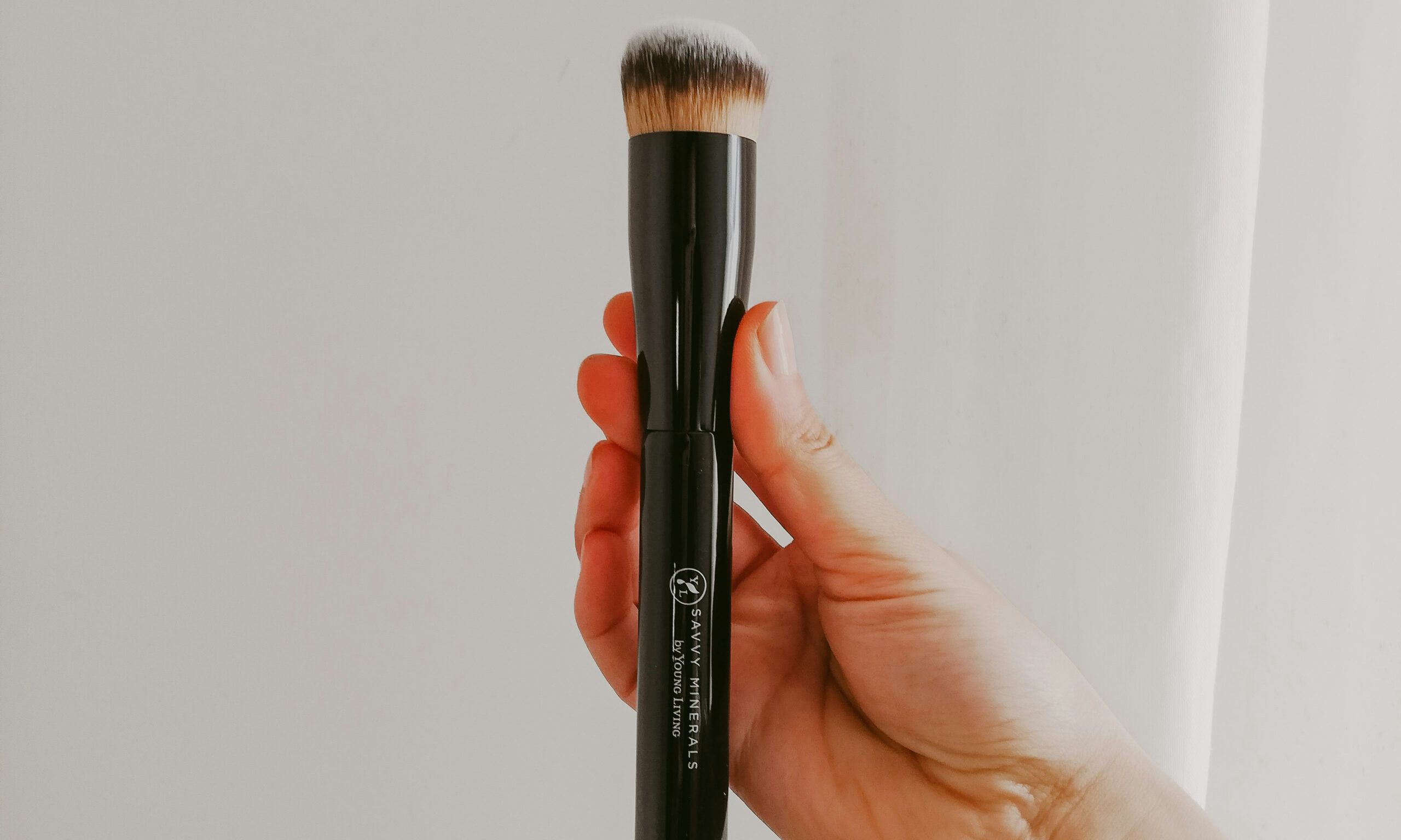 hand holding a makeup brush