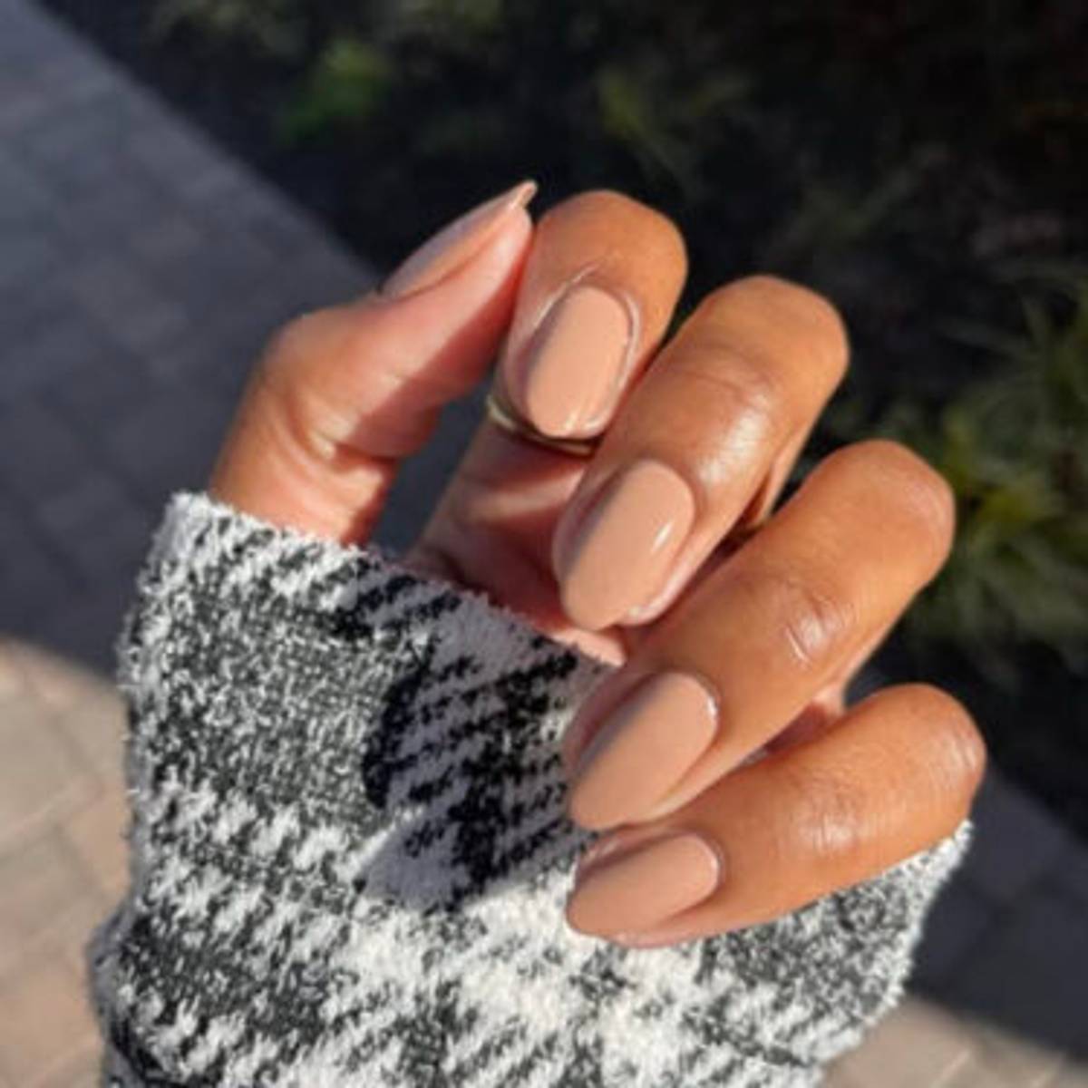mocha mousse nails 1