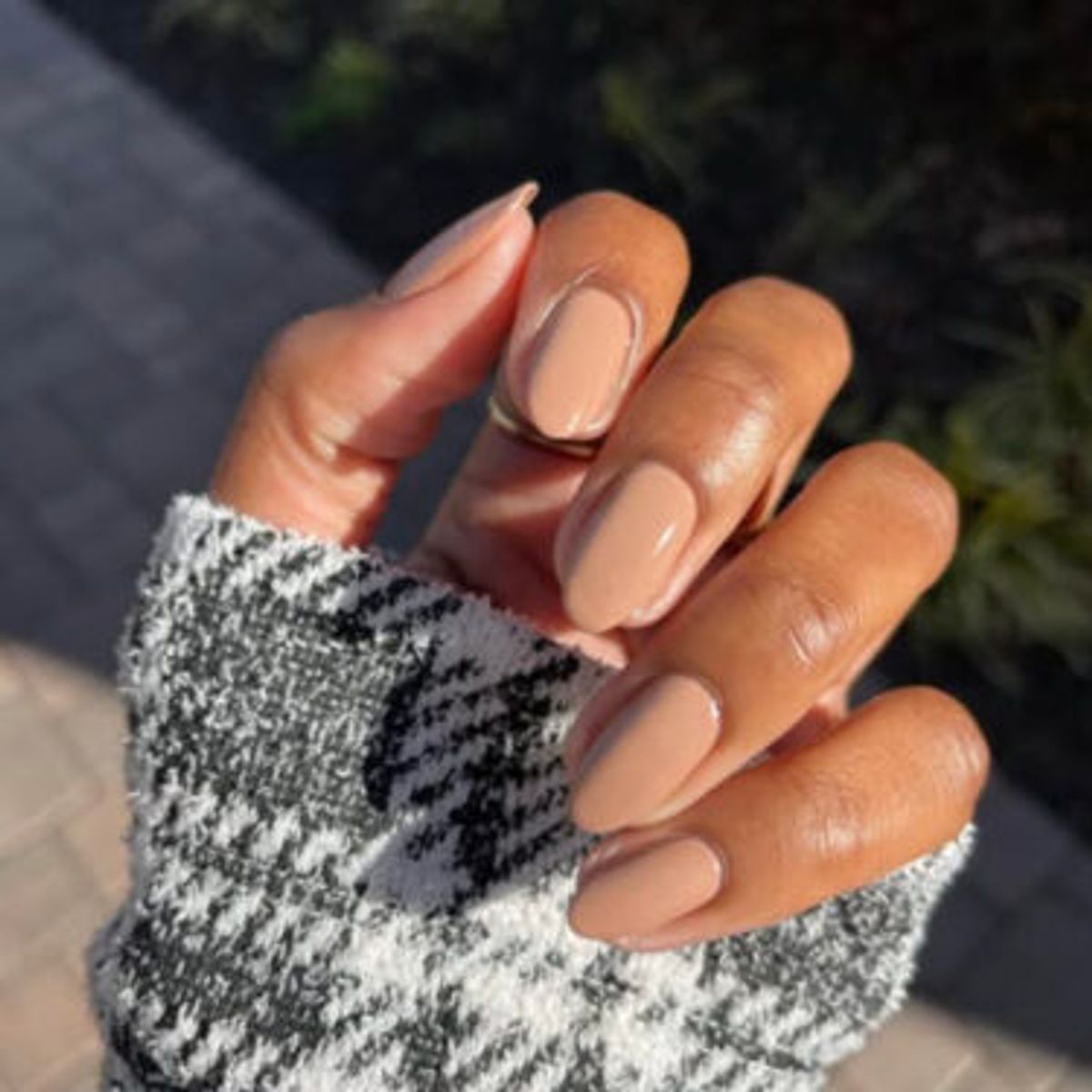 mocha mousse nails 1