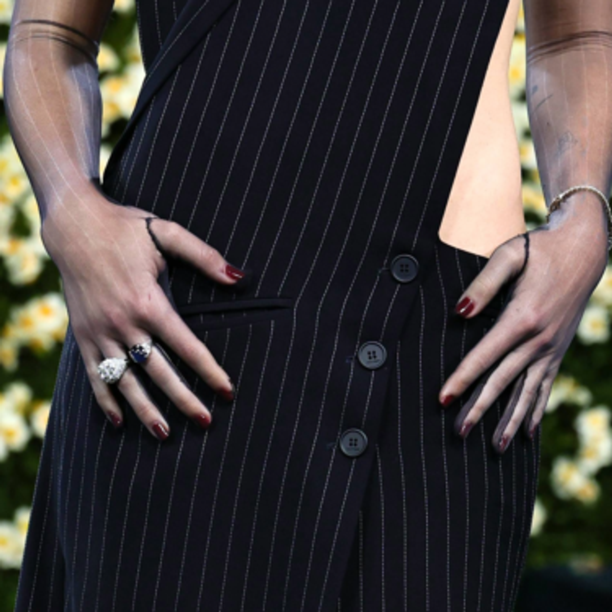 emma chamberlain met gala nails