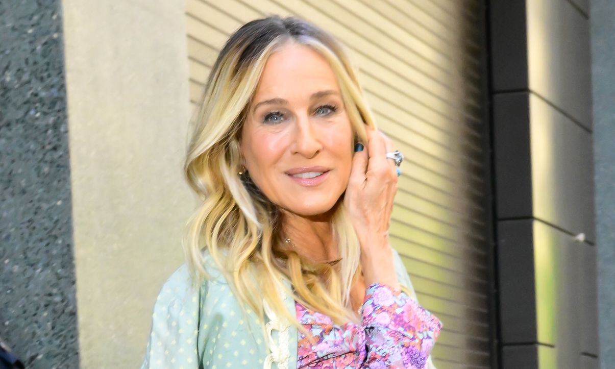 Sarah Jessica Parker seen at 'LIVE with Kelly and Mark' in Hudson square on May 20, 2025 in New York City.
