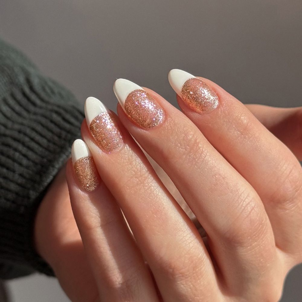 Glitter French rosé manicure