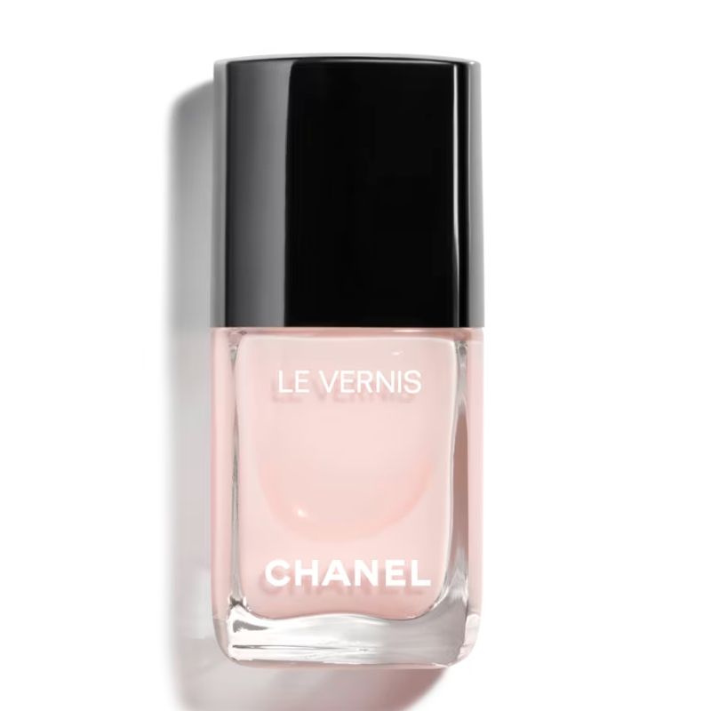 Chanel Le Vernis nail color in Ballerina