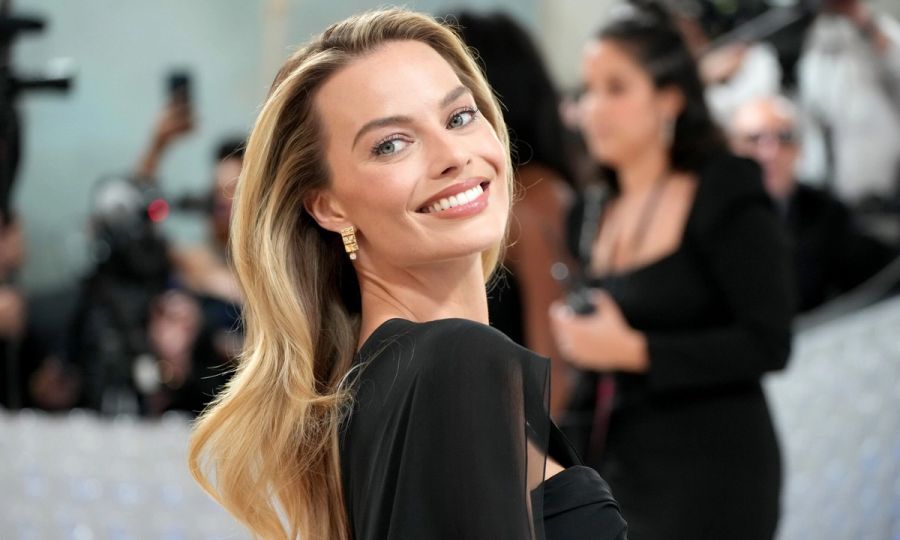 Margot Robbie attends the 2023 Met Gala Celebrating "Karl Lagerfeld: A Line Of Beauty" at Metropolitan Museum of Art on May 01, 2023 in New York City.
