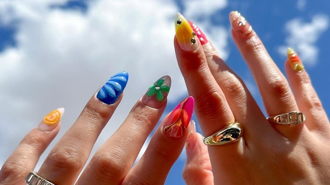 Manicure with mixed designs