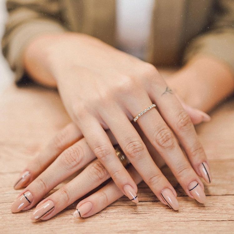 Linear Lines Nails