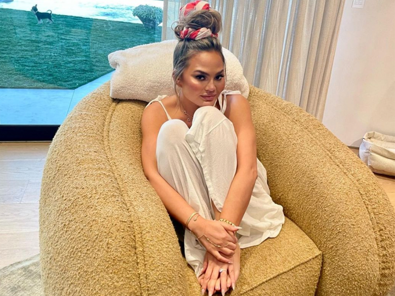 Chrissy Teigen’s Half-Done Glam Showcases the Power of Makeup